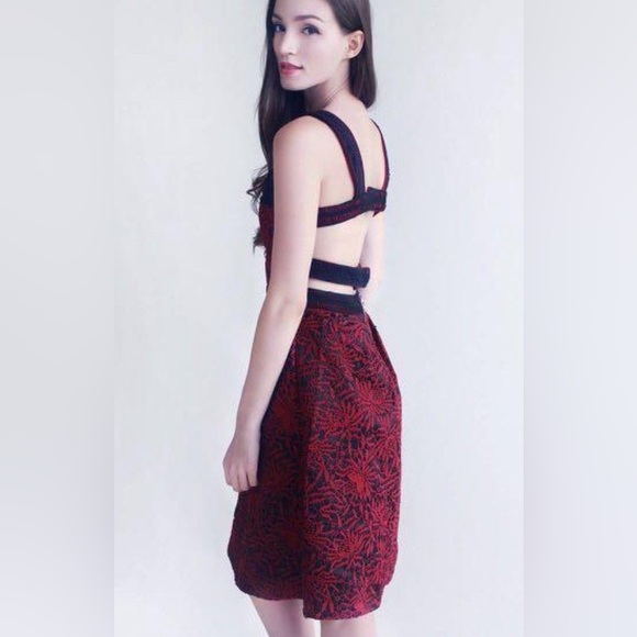 JARIYA Medium CROCHET BACKLESS DRESSS - Picture 2 of 13